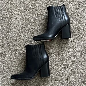 Chic Black Leather Marc Fisher Ankle Boots